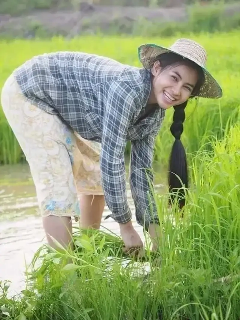 Gái xinh tóc dài che mặt tạo nên vẻ bí ẩn, quyến rũ khó cưỡng lại với phong cách tựa như một nàng thơ