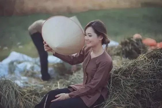 Với váy ngắn, gái xinh khoe được đôi chân dài và dáng vóc thon gọn, tạo nên những hình ảnh đầy hấp dẫn