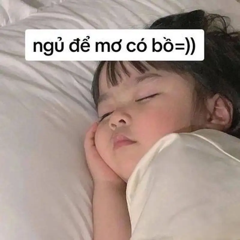 Meme em bé dơ tay dễ thương khiến mọi người thích thú