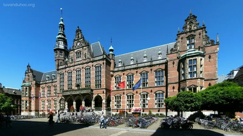 University of Groningen (UG), được thành lập vào năm 1614 tại thành phố Groningen