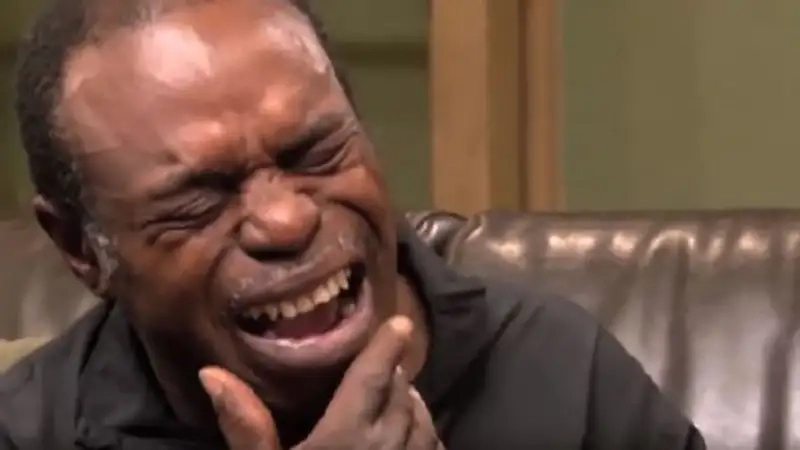 Black guy crying meme thể hiện cảm xúc chân thật trong cuộc sống