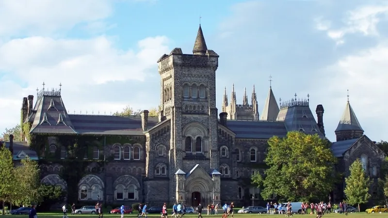 Đại học Toronto (University of Toronto) là một trong những trường đại học hàng đầu thế giới