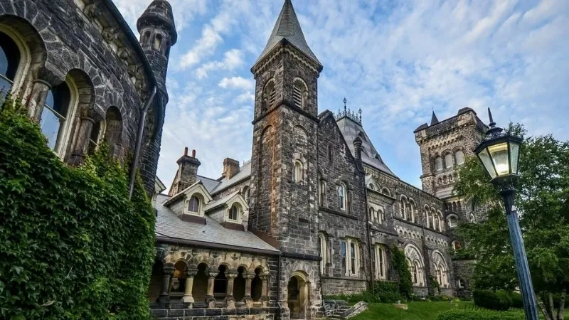 Đại học Toronto (University of Toronto) cung cấp các học bổng dựa trên thành tích học tập