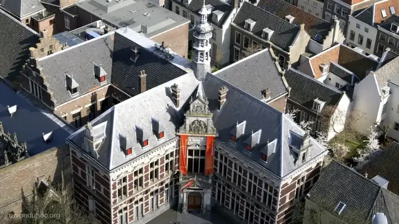  Utrecht University là một trong những trường công lập hàng đầu tại Hà Lan