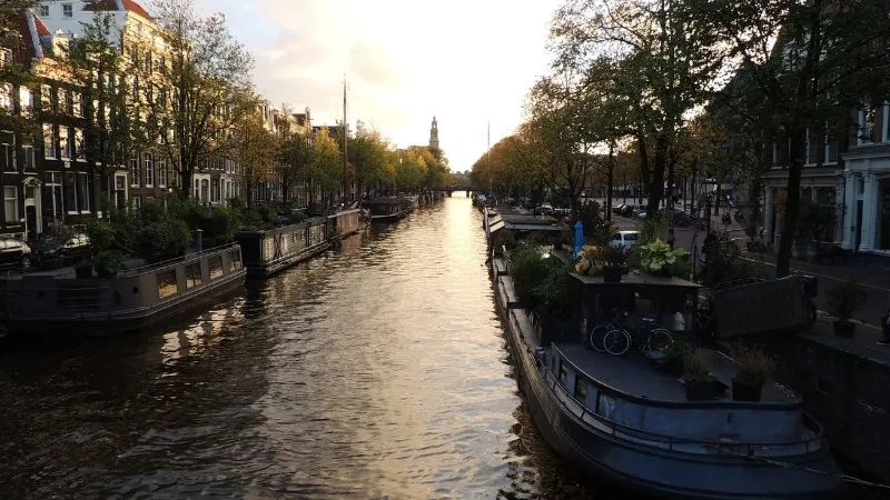 Thủ đô Hà Lan Amsterdam nổi tiếng với hệ thống kênh đào tuyệt đẹp