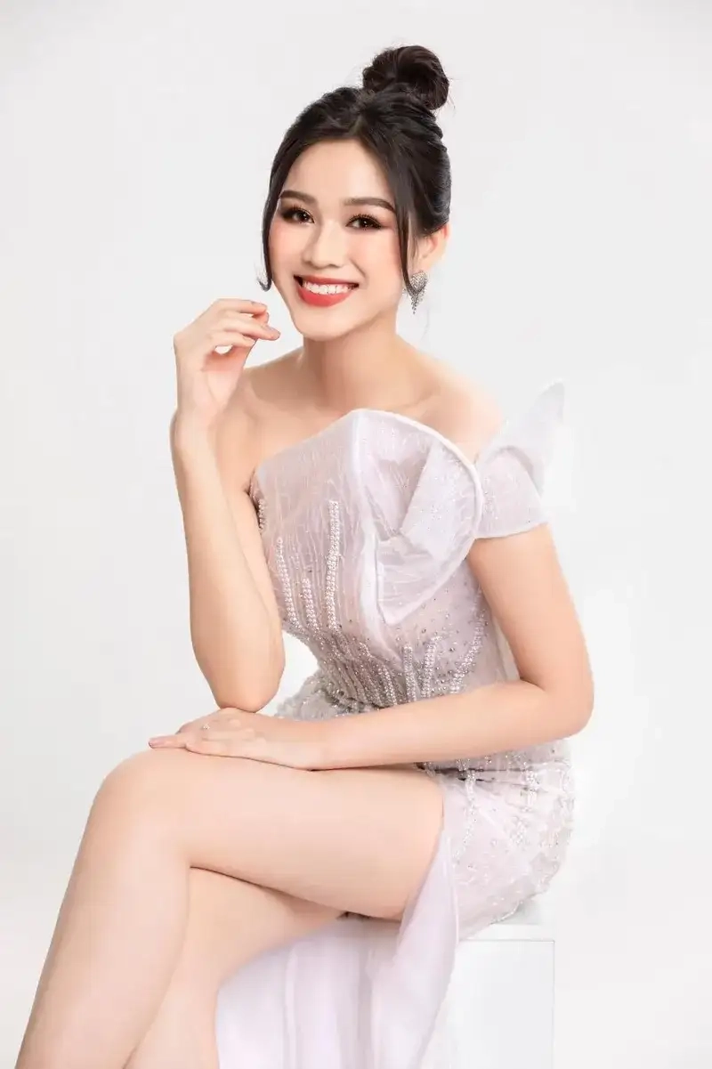 Hoa hậu Đỗ Thị Hà sexy làm say đắm người hâm mộ với phong cách quyến rũ