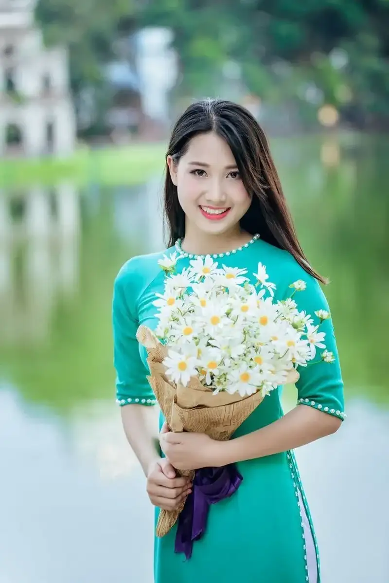 Thuê áo dài trắng giúp các cô gái dễ dàng hóa thân thành nàng thơ với vẻ đẹp tinh khôi và thanh lịch