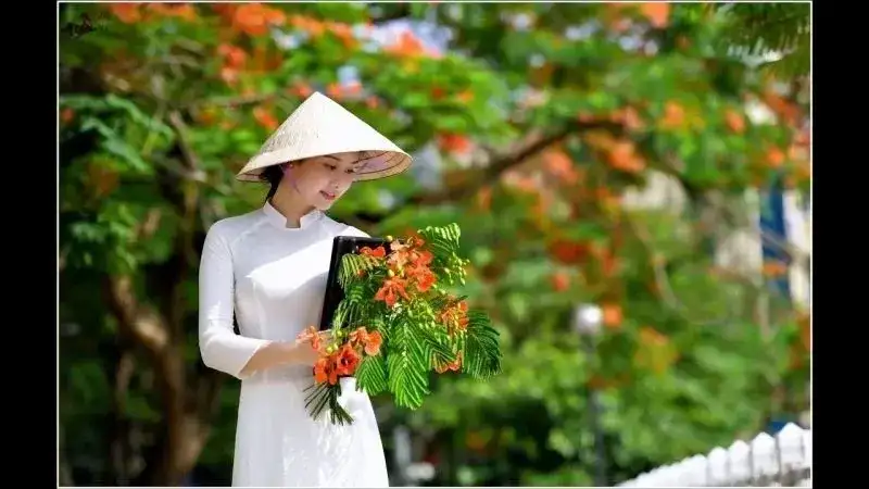 Áo dài trắng siêu mỏng làm tôn lên vẻ đẹp tinh tế và đường nét mềm mại của người mặc