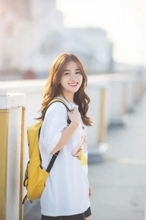 Cô gái xinh đeo kính cute, nổi bật với vẻ ngoài dễ thương