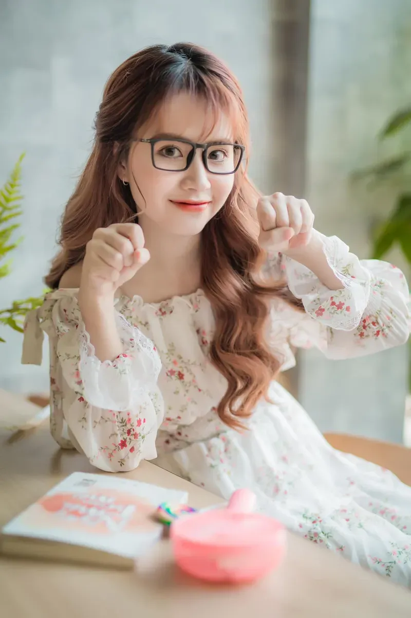 Con gái cute dễ thương khiến mọi người không thể rời mắt