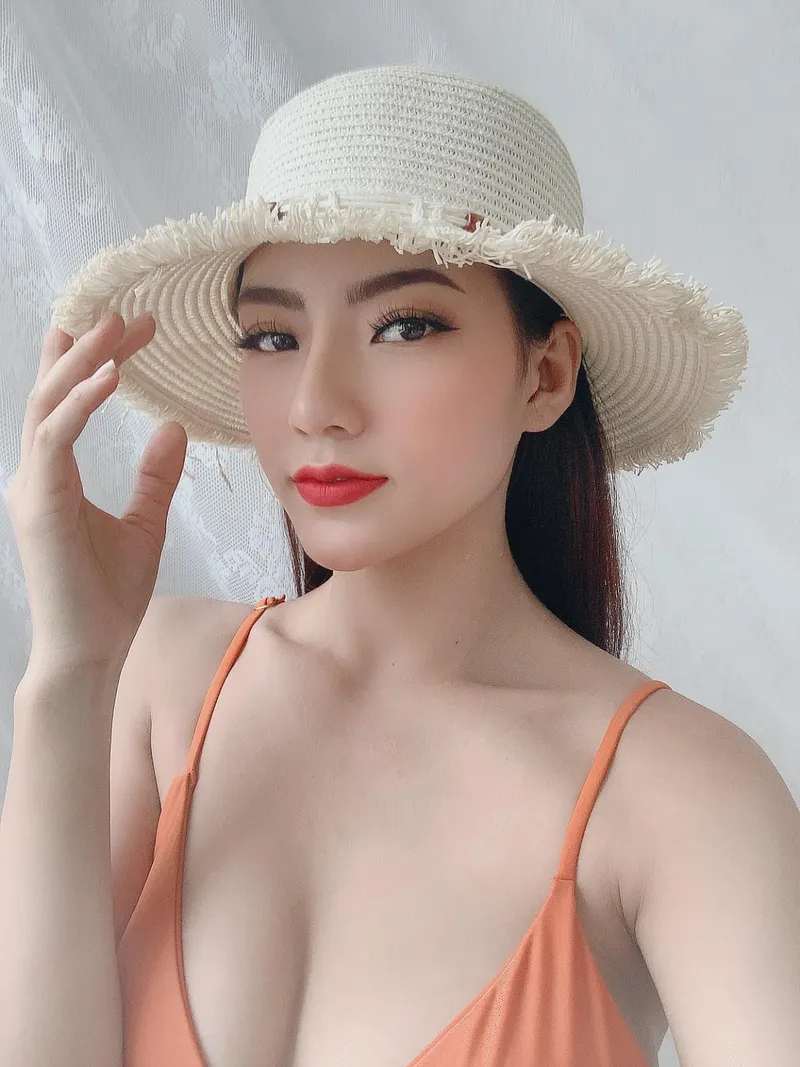 Hình gái xinh tóc ngắn sexy mang vẻ quyến rũ khó cưỡng