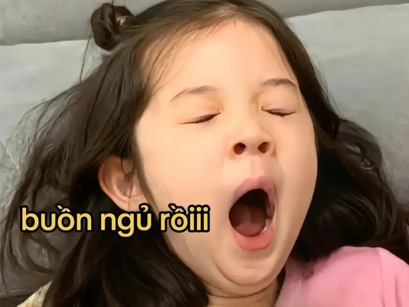 Meme em bé lườm hài hước tạo nên những khoảnh khắc đáng nhớ