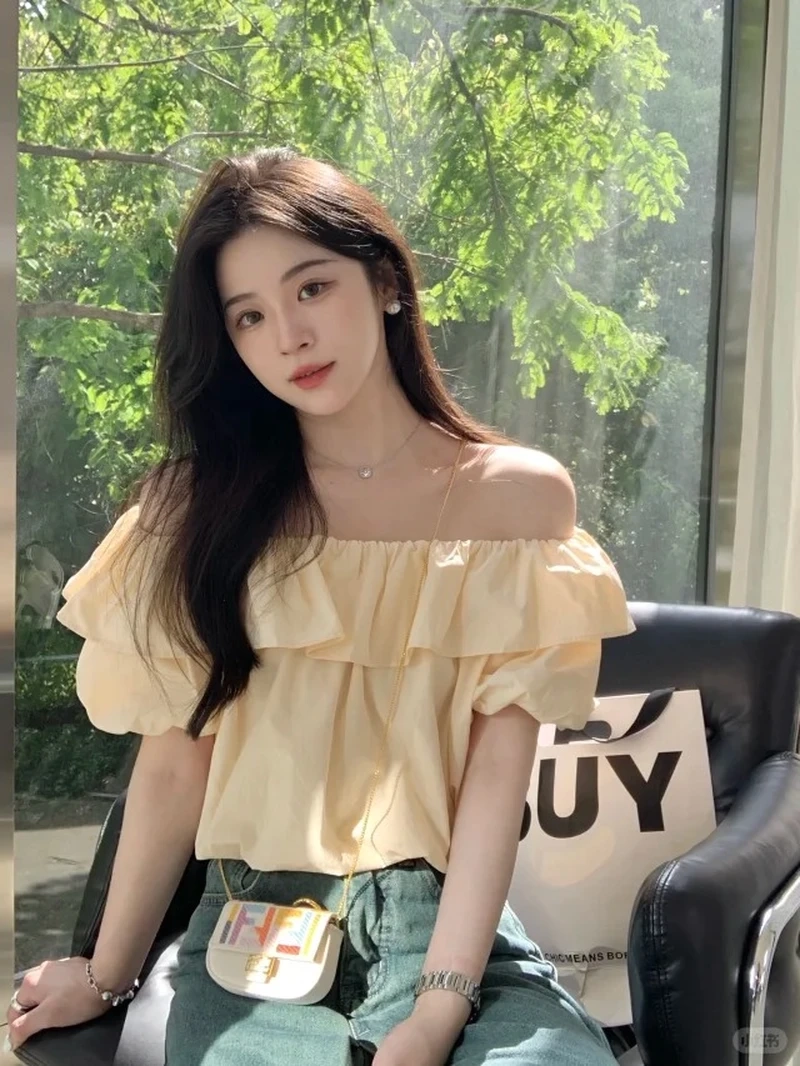 Hình ảnh đời thường của gái mặc áo trễ vai dạo phố