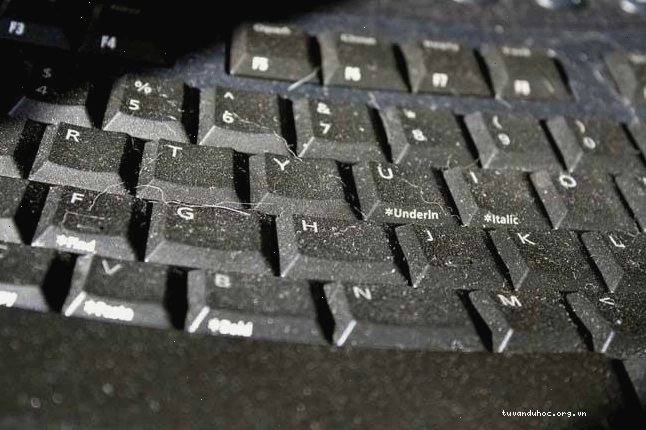 Bàn phím laptop bị liệt do tác động từ bụi bẩn bên ngoài