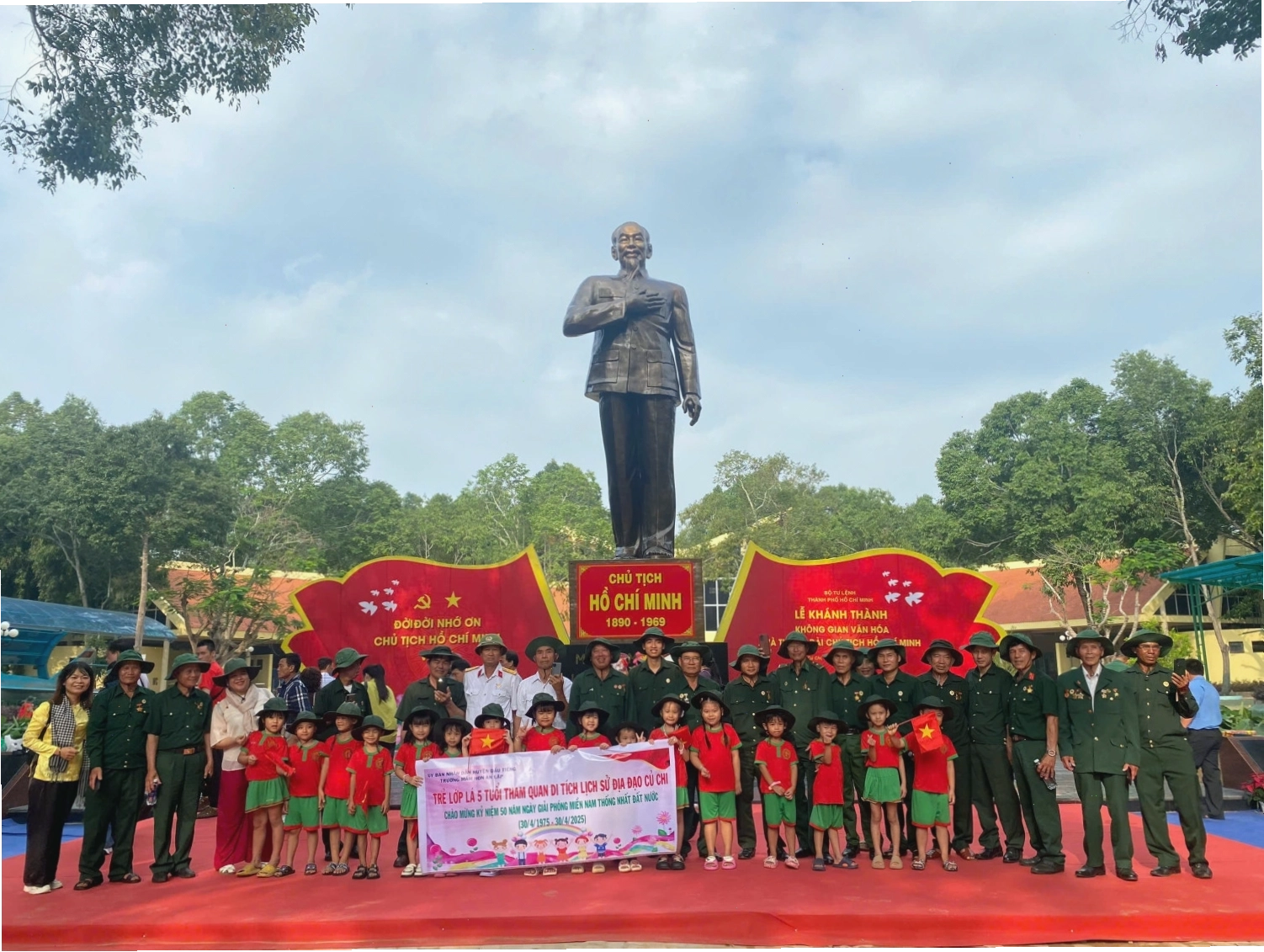 Học sinh tham gia chuyến tham quan thực tế tại di tích lịch sử
